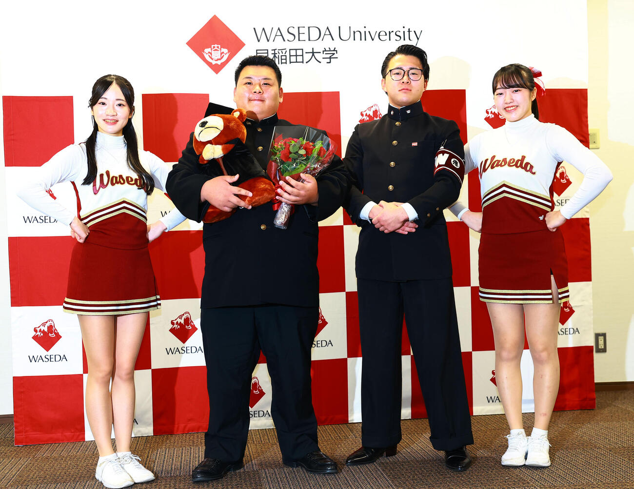 安治川部屋入門が決まり、大隈講堂を背に応援部員に激励される早大・川副（左から2人目）（撮影・野上伸悟）