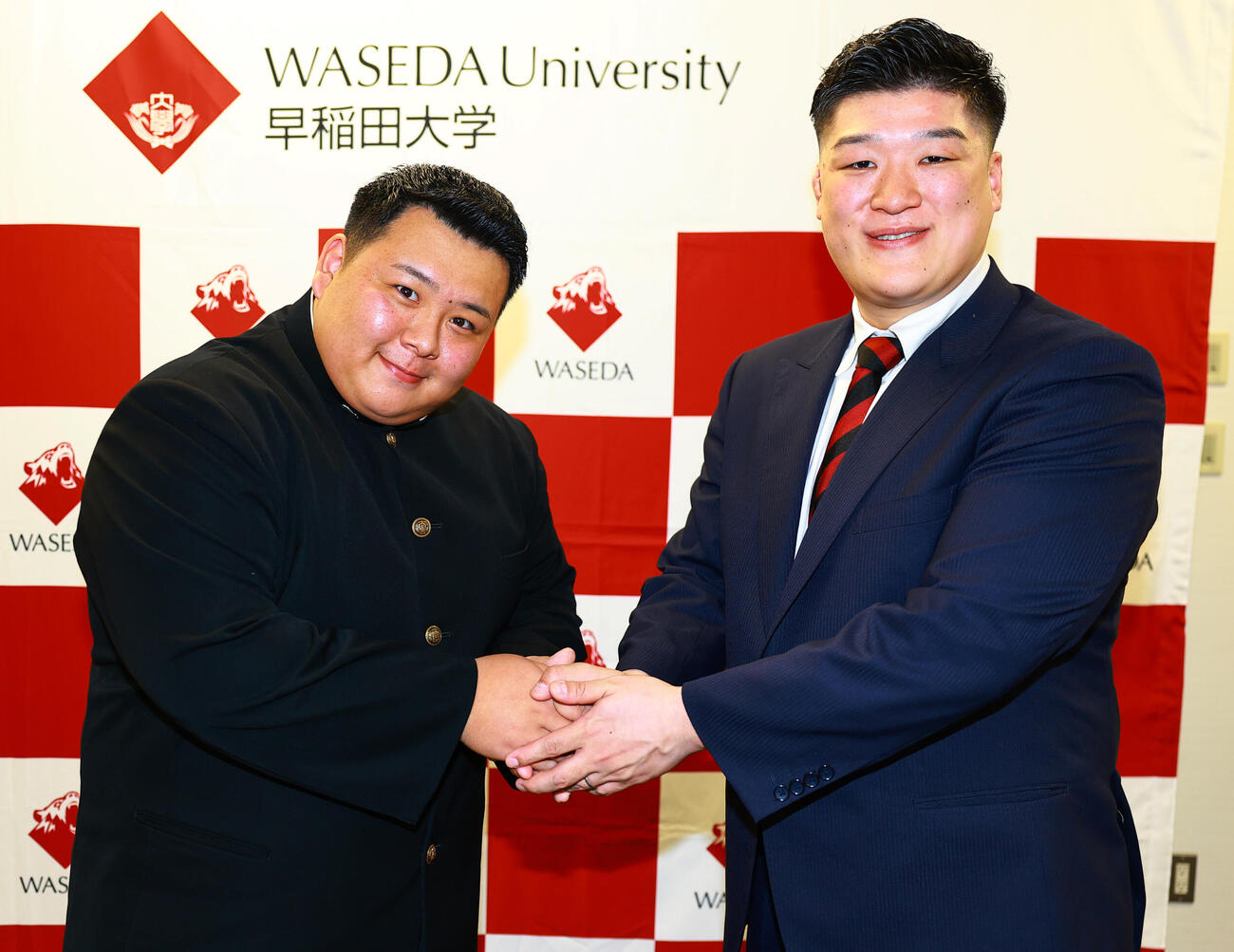安治川部屋入門が決まり、相撲部の橋本侑京監督握（右）と握手する早大・川副（撮影・野上伸悟）