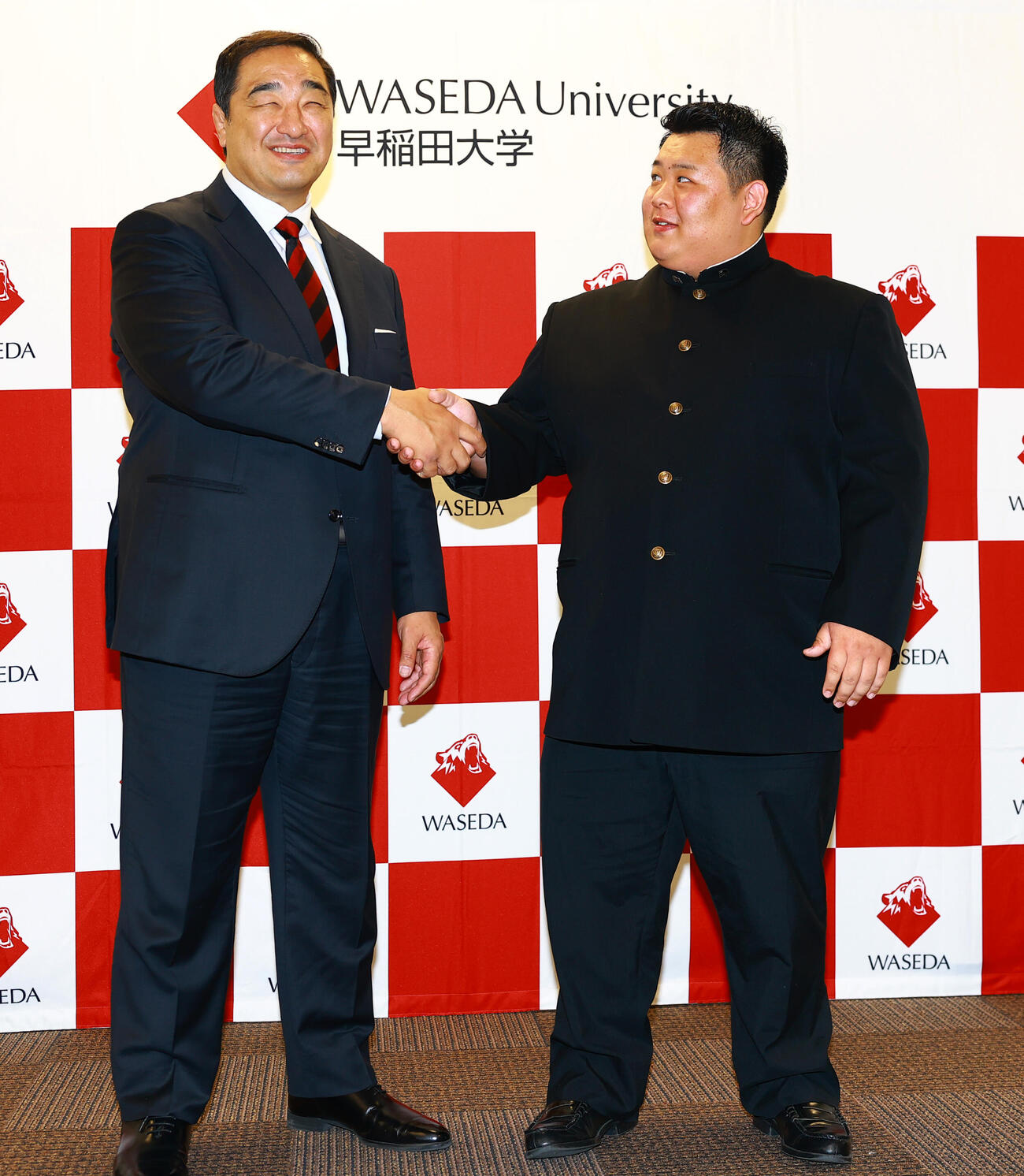 安治川部屋入門が決まり、安治川親方（左）と握手する早大・川副（撮影・野上伸悟）