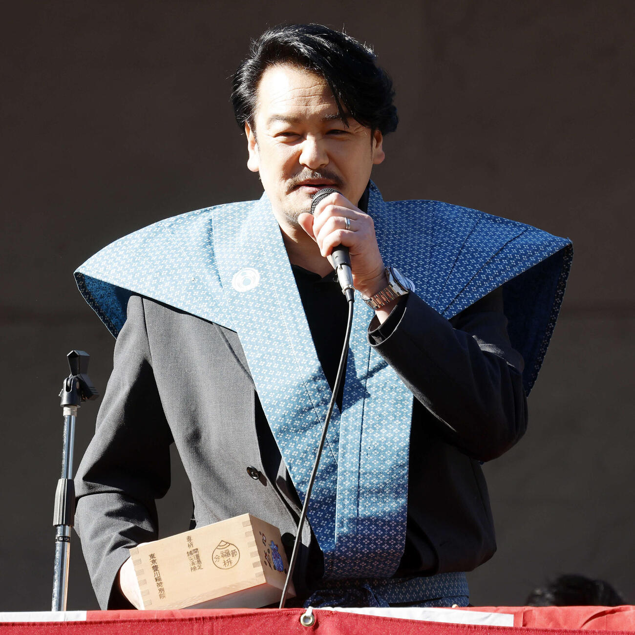 豊川稲荷東京別院節分会に登壇し、あいさつをする小田井涼平（撮影・山本朝陽）