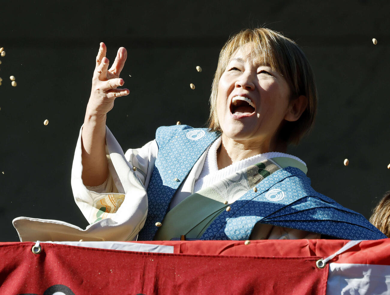 豊川稲荷東京別院節分会で豆まきを行う山田邦子（撮影・山本朝陽）