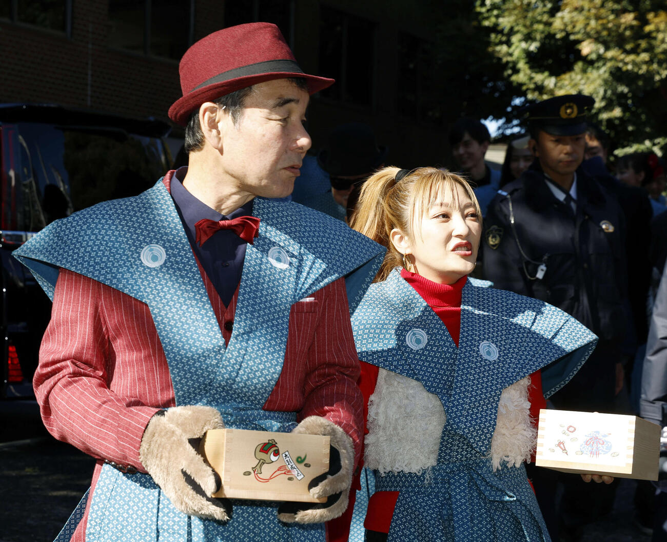 豊川稲荷東京別院節分会でお練りを行う肥後克広（左）と山田まりや（撮影・山本朝陽）