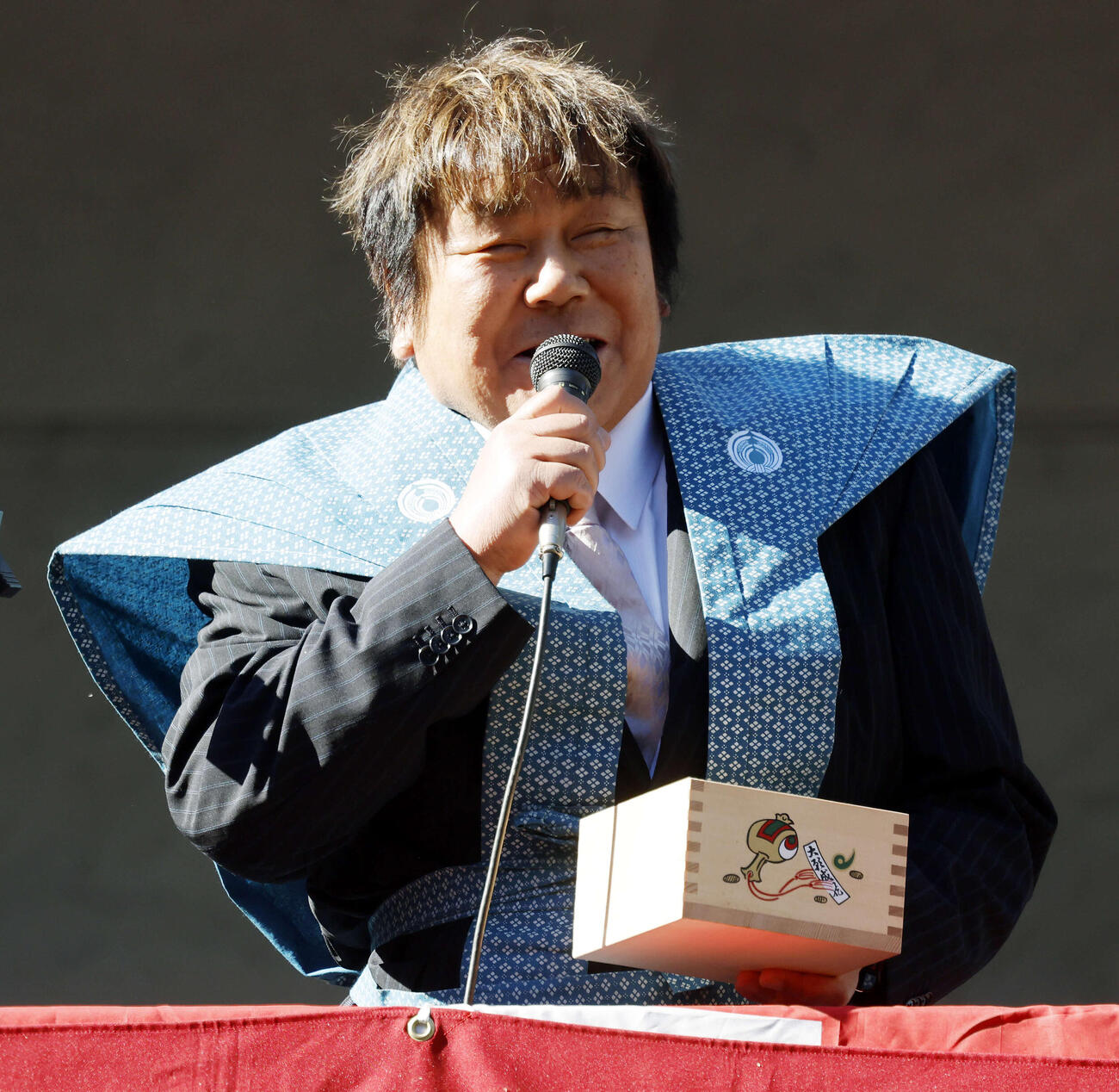 豊川稲荷東京別院節分会に登壇し、あいさつをする石塚英彦（撮影・山本朝陽）