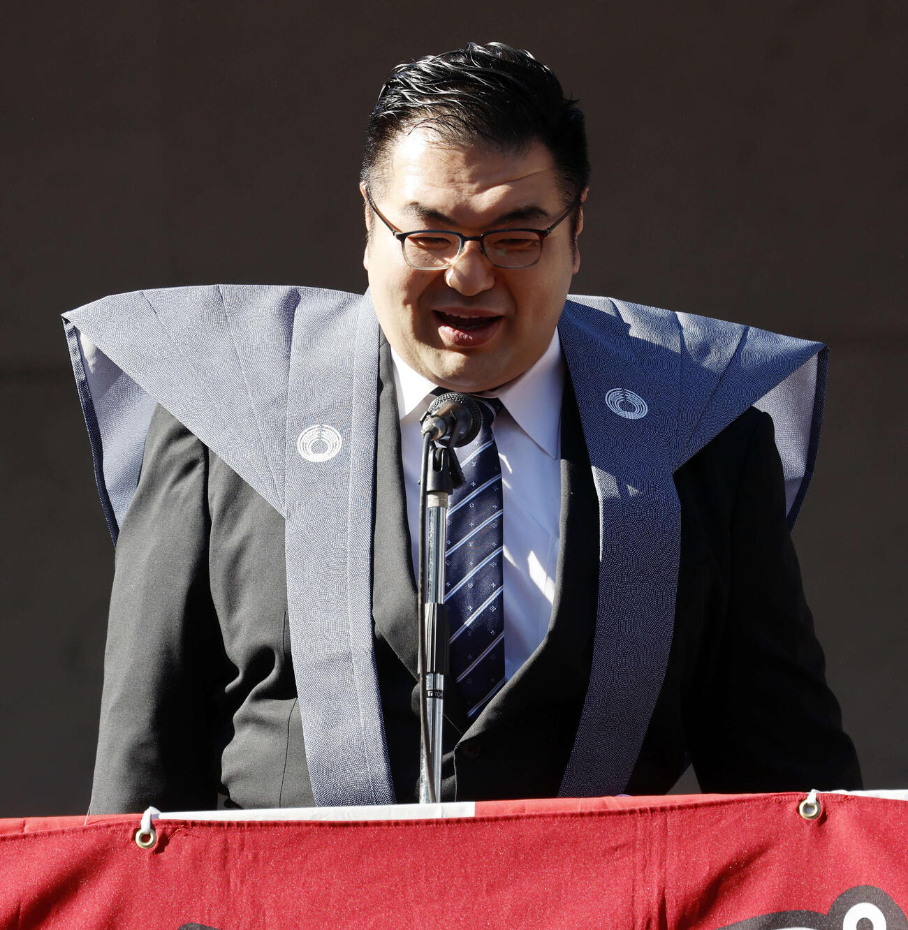 豊川稲荷東京別院節分会に登壇し、あいさつを行った大嶽親方（撮影・山本朝陽）