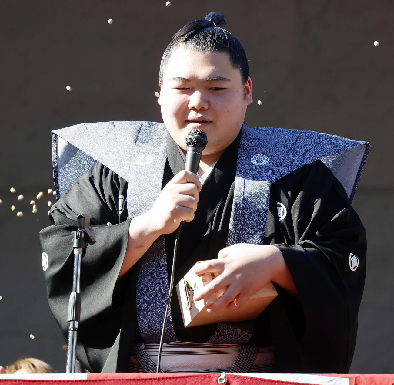 豊川稲荷東京別院節分会に登壇し、あいさつをする王鵬（撮影・山本朝陽）