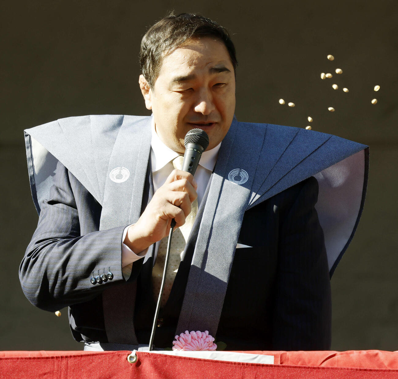豊川稲荷東京別院節分会であいさつをする安治川親方（撮影・山本朝陽）