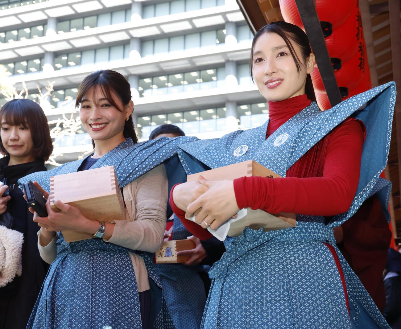 豊川稲荷東京別院節分会でお練りを行う土屋太鳳（右）と土屋炎伽（撮影・山本朝陽）