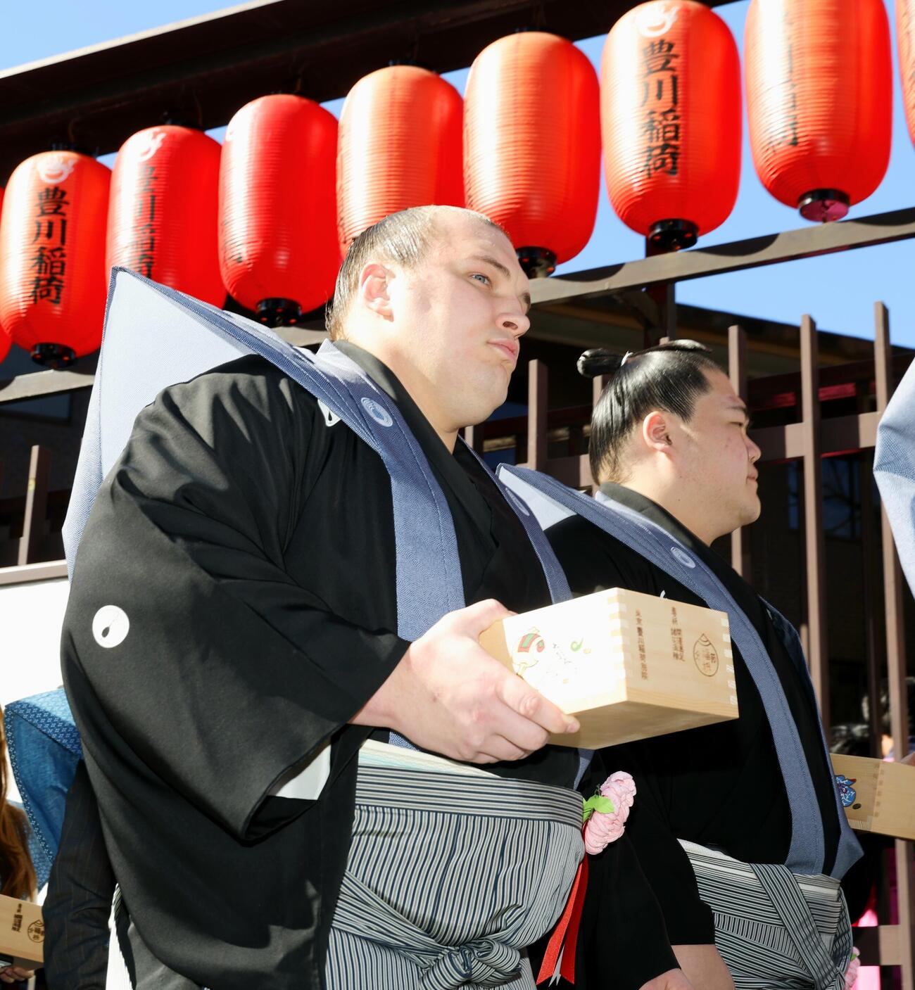 豊川稲荷東京別院節分会でお練りを行う安青錦（左）と王鵬（撮影・山本朝陽）