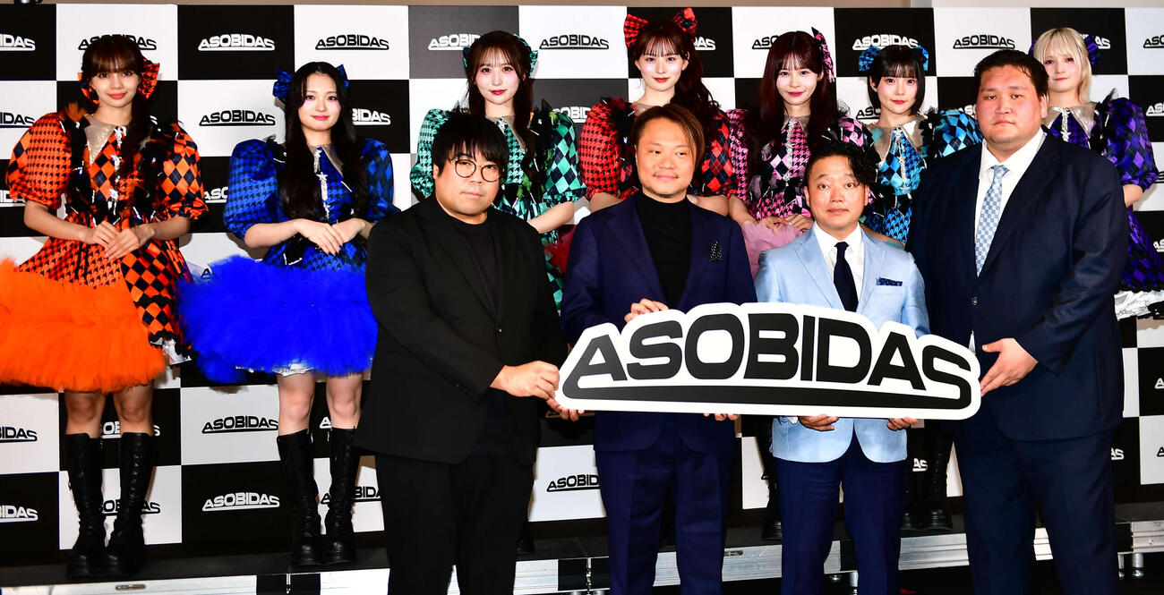 「『株式会社アソビダス』設立記者発表会」に出席した、CANDY TUNE（後列）と伊勢ケ浜親方（前列左から4人目）ら。前列左からアソビシステム中川悠介社長、アソビダス田村光紀社長、ミダスキャピタル吉村英毅代表（撮影・松尾幸之介）