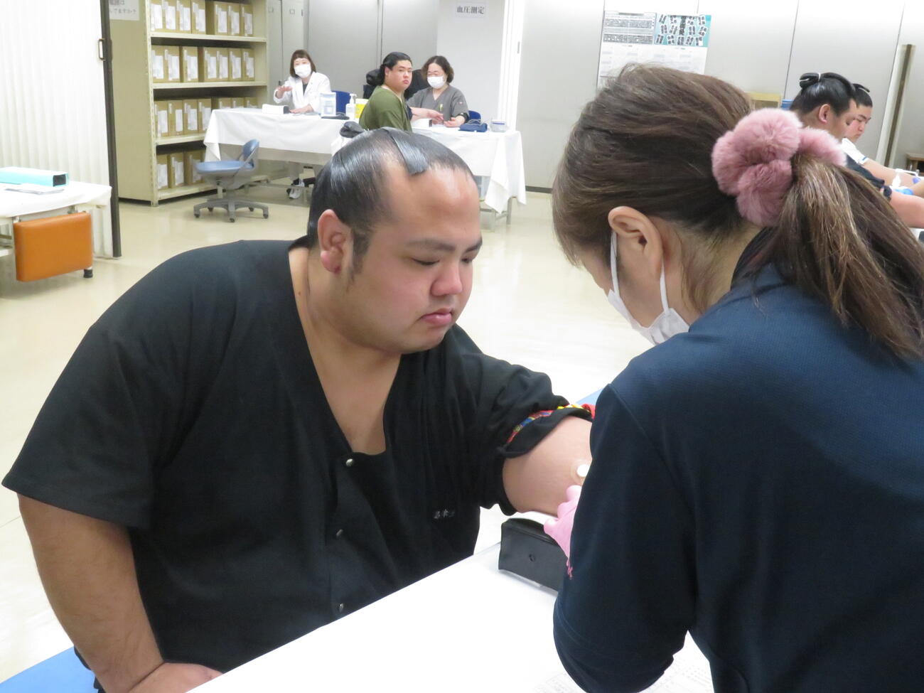 健康診断の採血する島津海。1人目の看護師は血管を見つけられず、これが2人目。前回も担当していた看護師に「血管を見つけるのが難しい方なので覚えていました」と言われ「僕も覚えました。次回は指名します（笑い）」