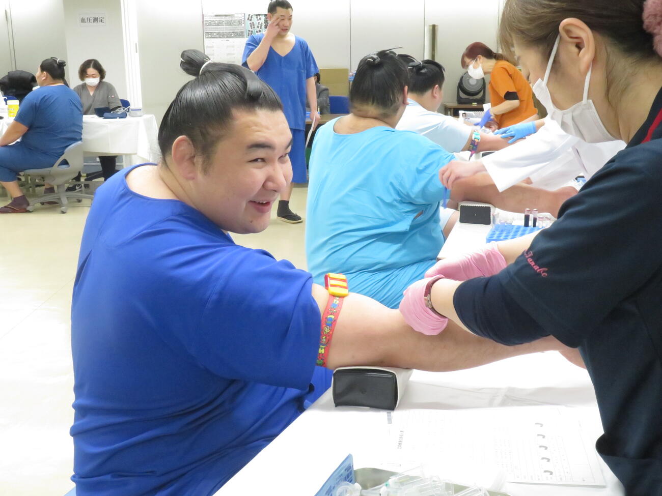 健康診断の採血で笑顔を見せる欧勝馬。本来、所属する鳴戸部屋は5日に受ける予定だったが「5日は部屋の用事があるんですよ」と、全員が日程をずらしたと明かした