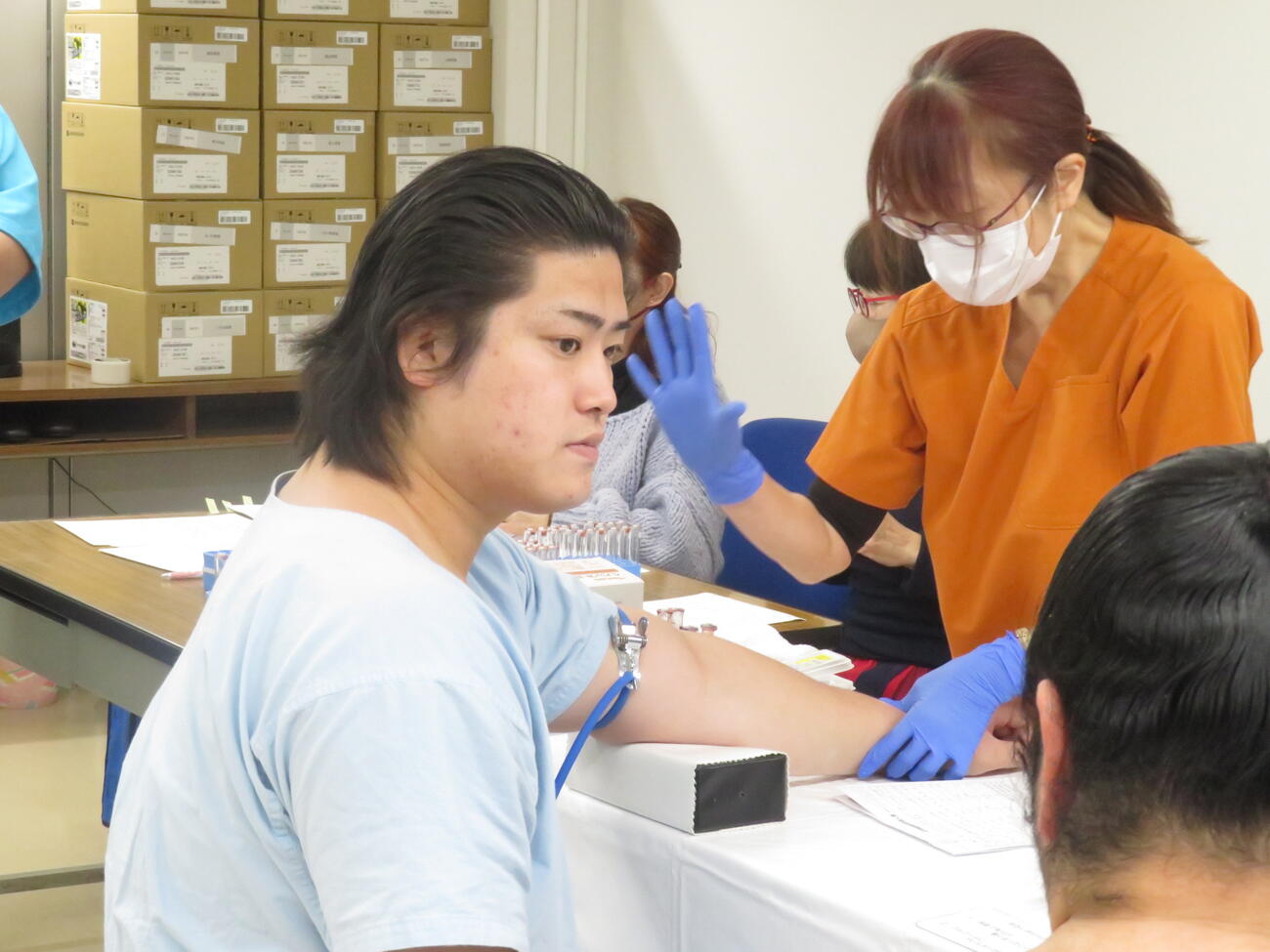 健康診断の採血を受ける竜翔。現役屈指のイケメンとの呼び声高く、クールな表情を崩さなかった