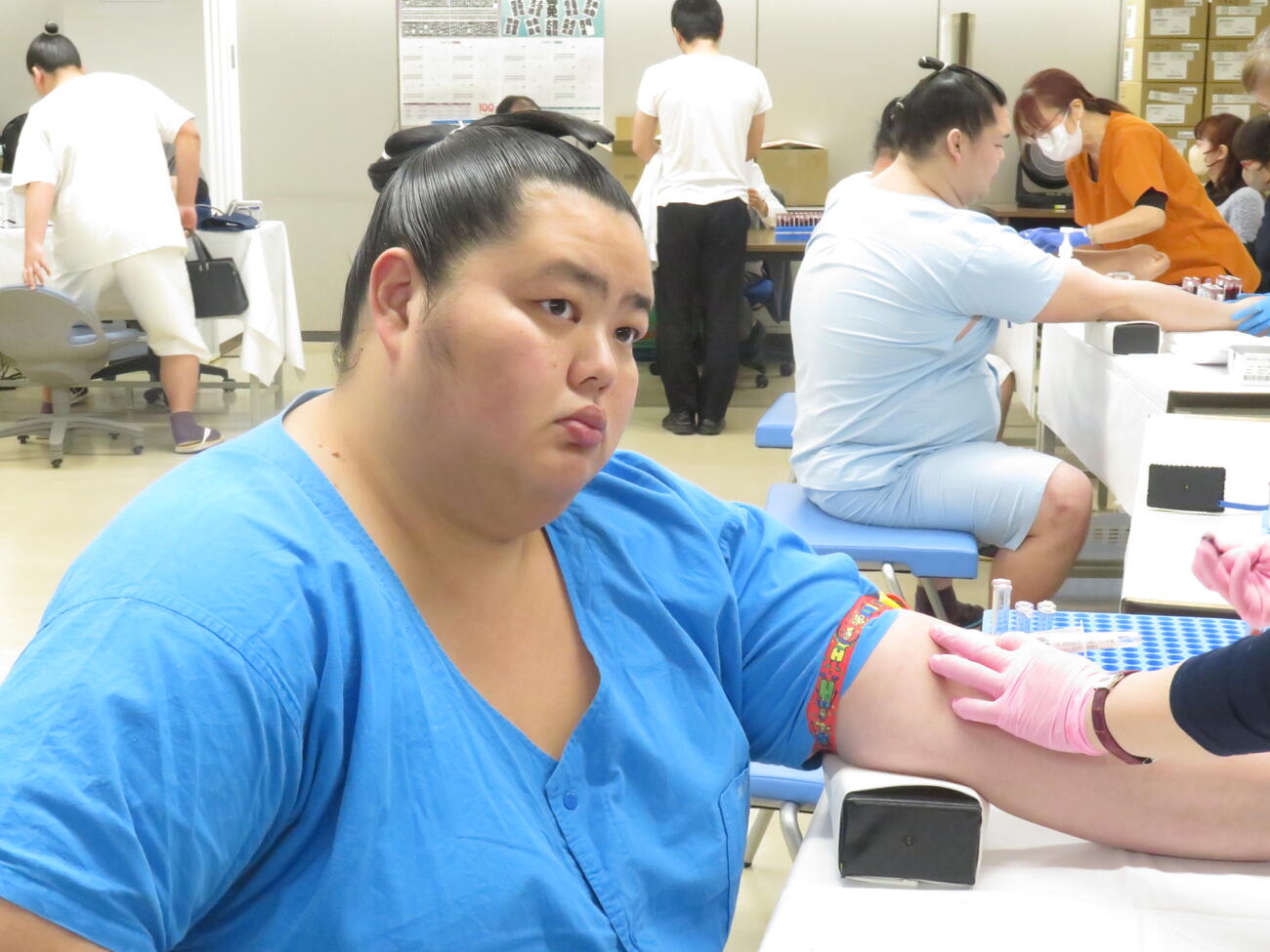 健康診断の採血を冷静な表情でこなす琴桜