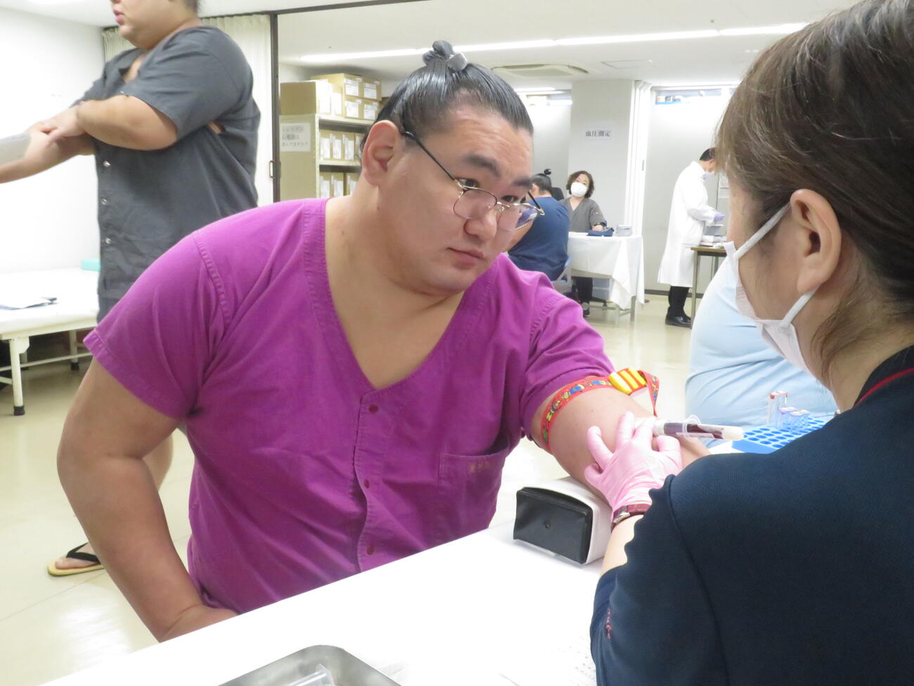 健康診断の採血を冷静な表情でこなす豊昇龍