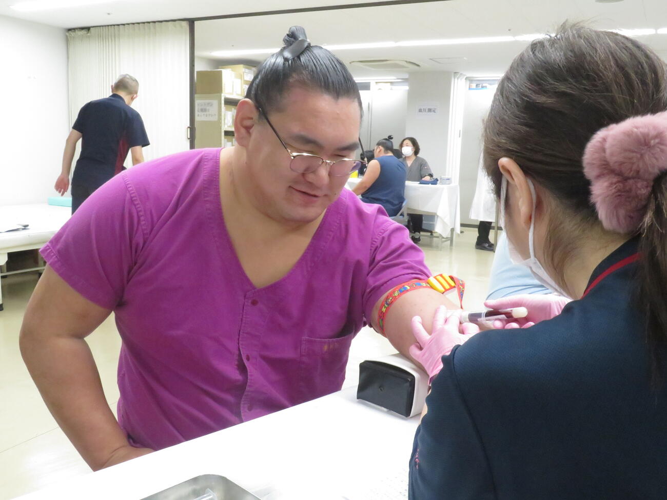 健康診断の採血で、笑みをこぼす豊昇龍
