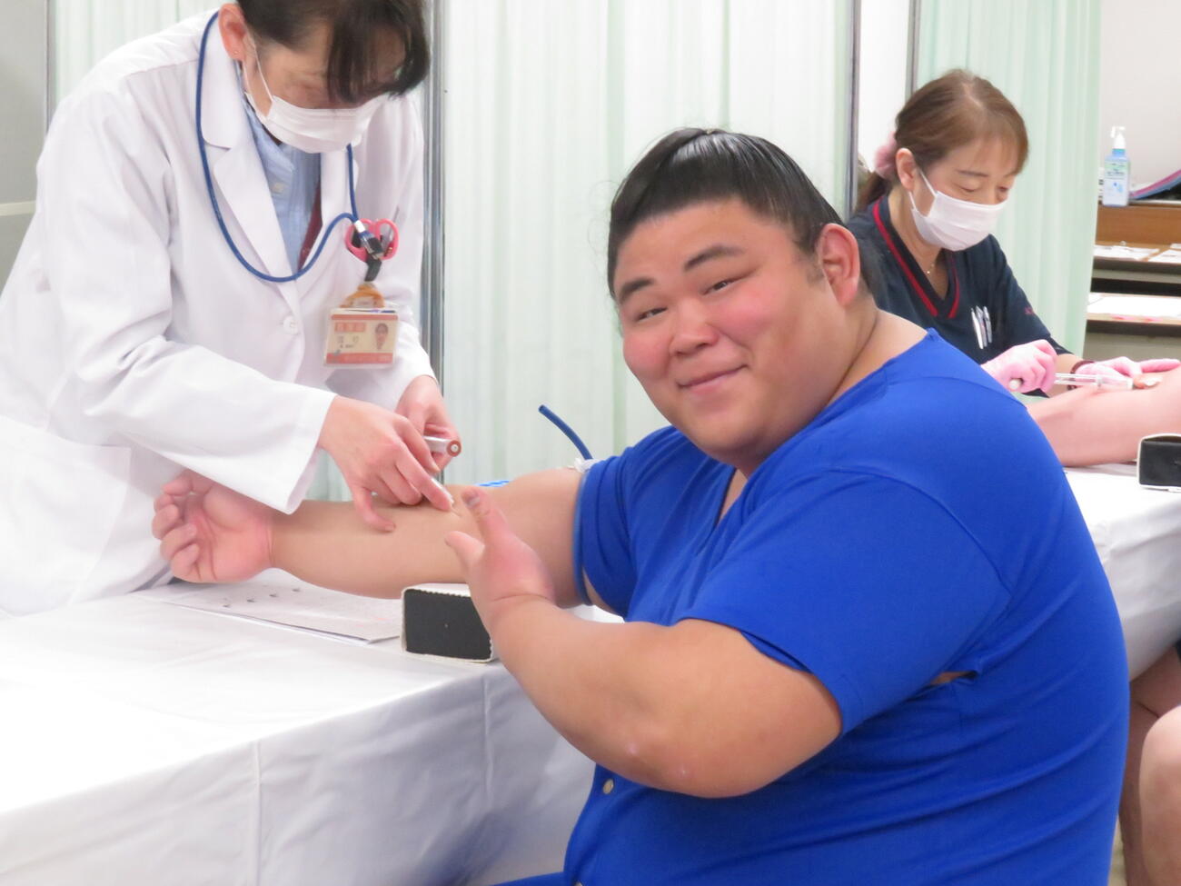 健康診断の採血で笑顔を見せる伯乃富士