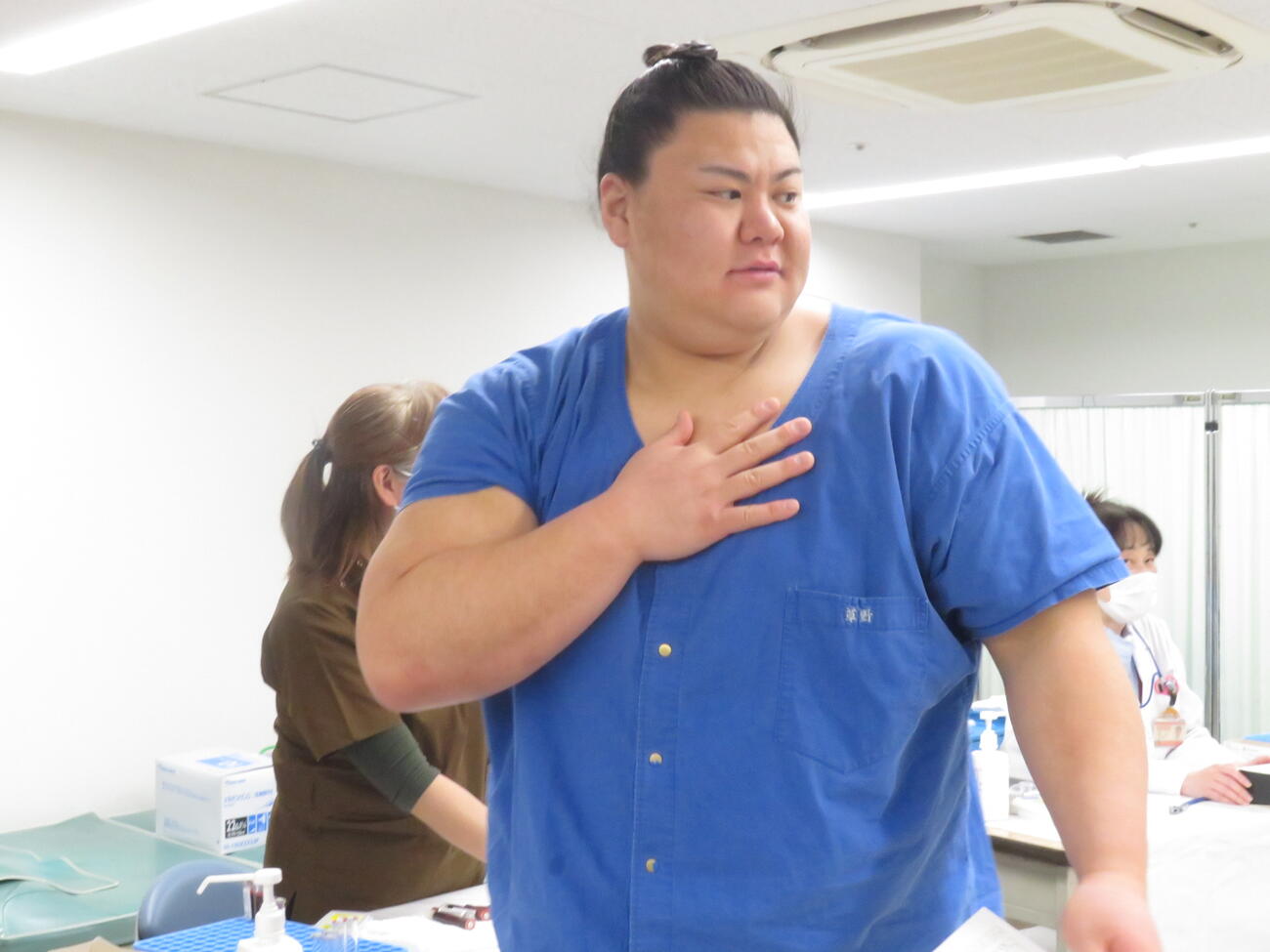 健康診断の採血を無事に終え、胸をなで下ろす義ノ富士