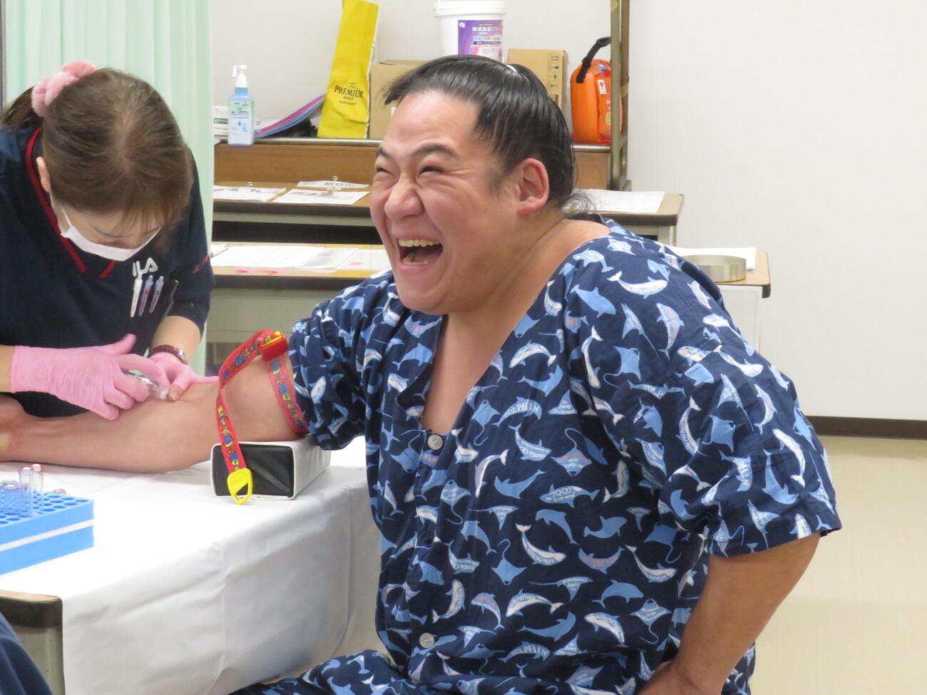 健康診断の採血で痛みをこらえきれず、顔をゆがめる玉正鳳。「苦手なんです。相撲より痛い…」