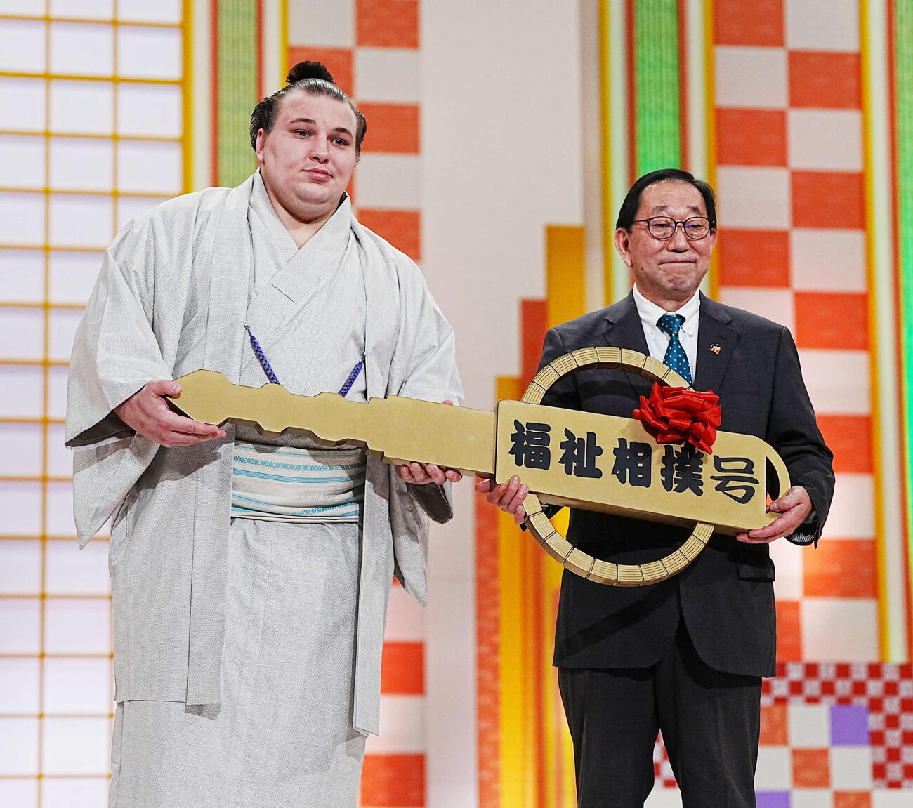 NHK福祉大相撲で社会福祉法人の関係者に「福祉相撲号」のキーを贈呈する安青錦（撮影・小沢裕）