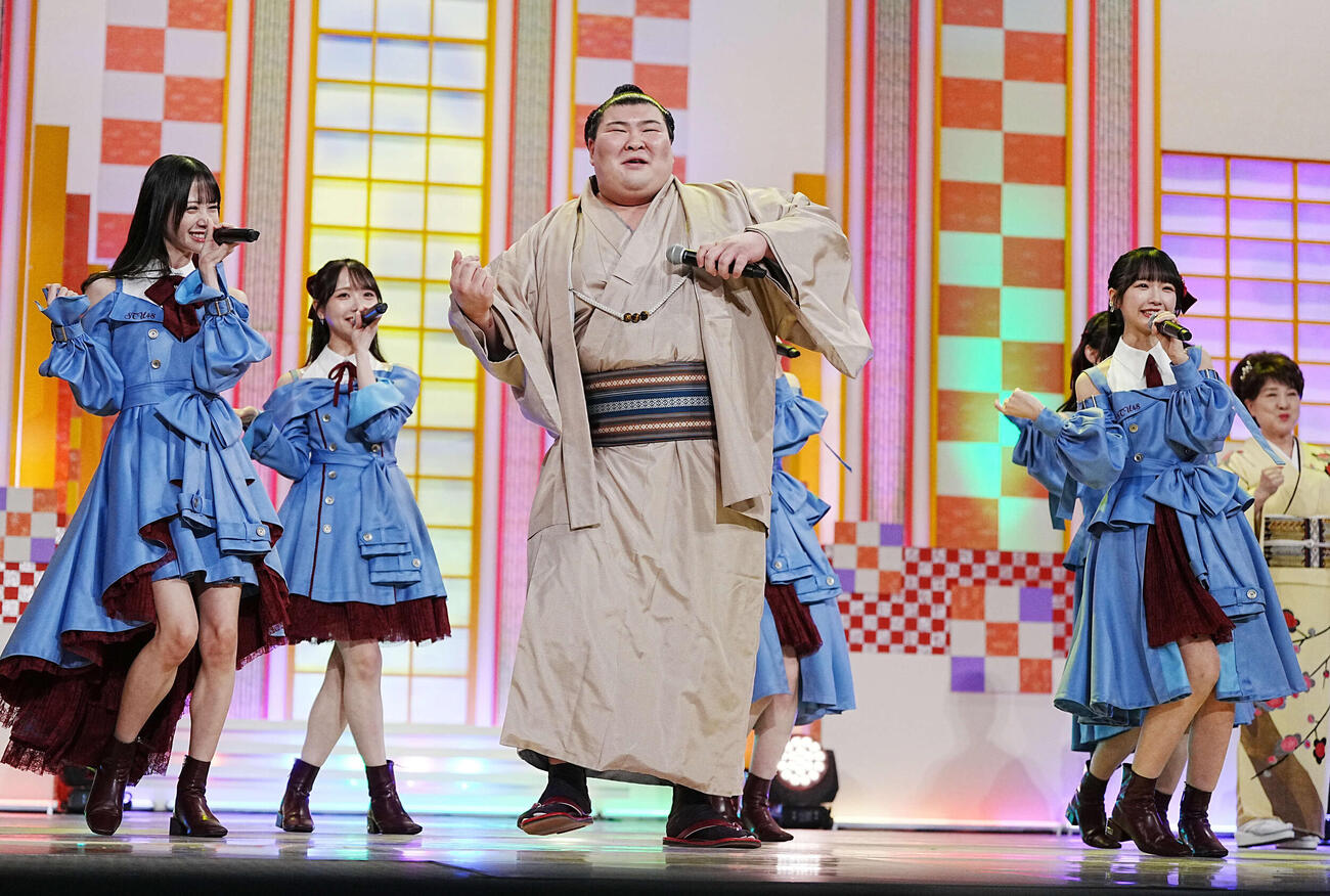 NHK福祉大相撲のお楽しみ歌くらべでSTU48のメンバーと「恋するフォーチュンクッキー」を披露する熱海富士（撮影・小沢裕）