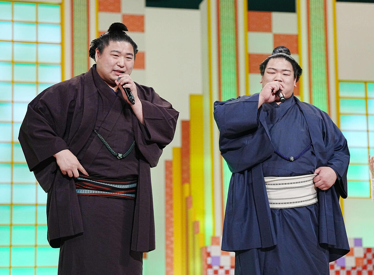 NHK福祉大相撲のお楽しみ歌くらべで「電照菊」を披露する若元春（左）と平戸海（撮影・小沢裕）