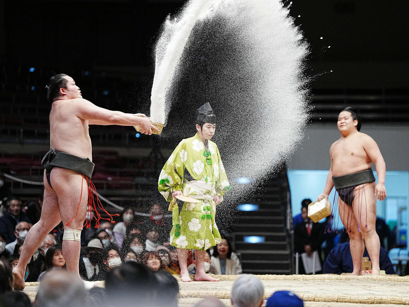NHK福祉大相撲の初っ切りで大量の塩をまく和歌桜。右は栃満（撮影・小沢裕）