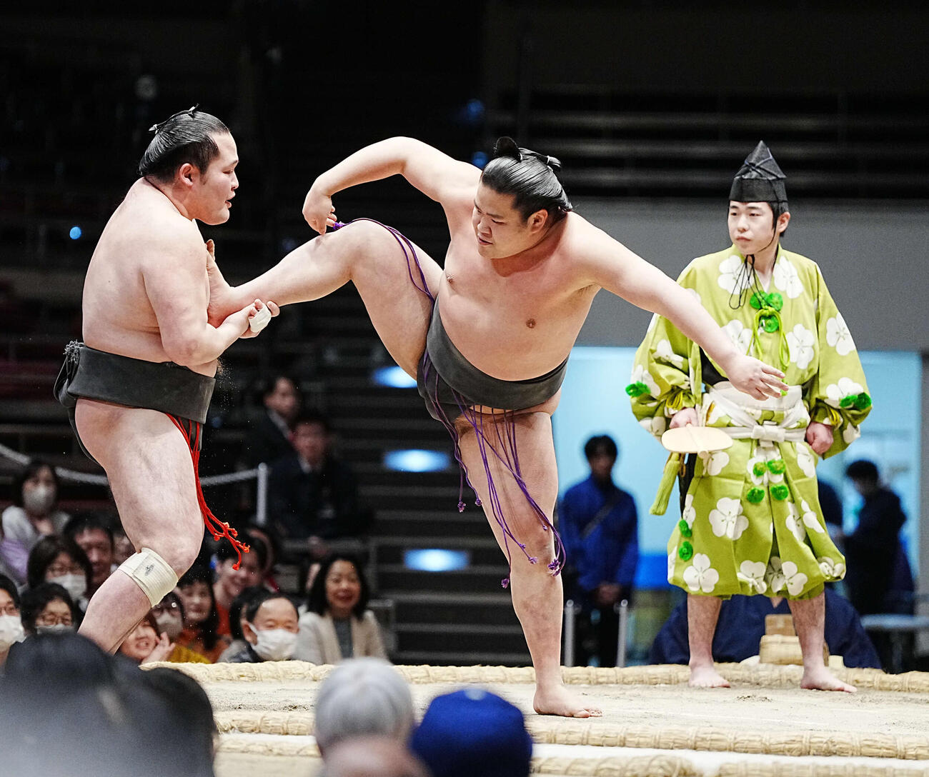 NHK福祉大相撲の初っ切りを披露する栃満（中央）と和歌桜。行司は木村錦太郎（撮影・小沢裕）