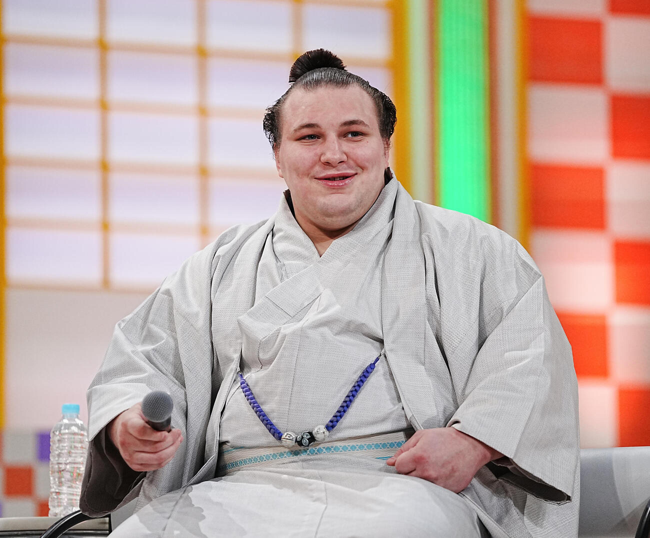 NHK福祉大相撲のトークコーナーに臨む安青錦（撮影・小沢裕）