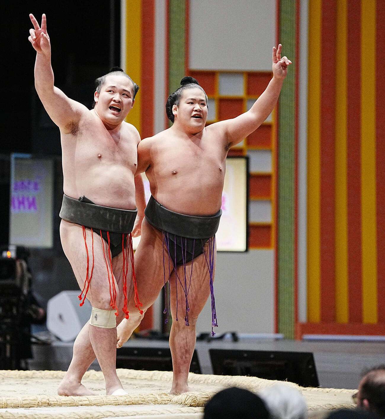 NHK福祉大相撲の初っ切りを披露する和歌桜（左）と栃満（撮影・小沢裕）
