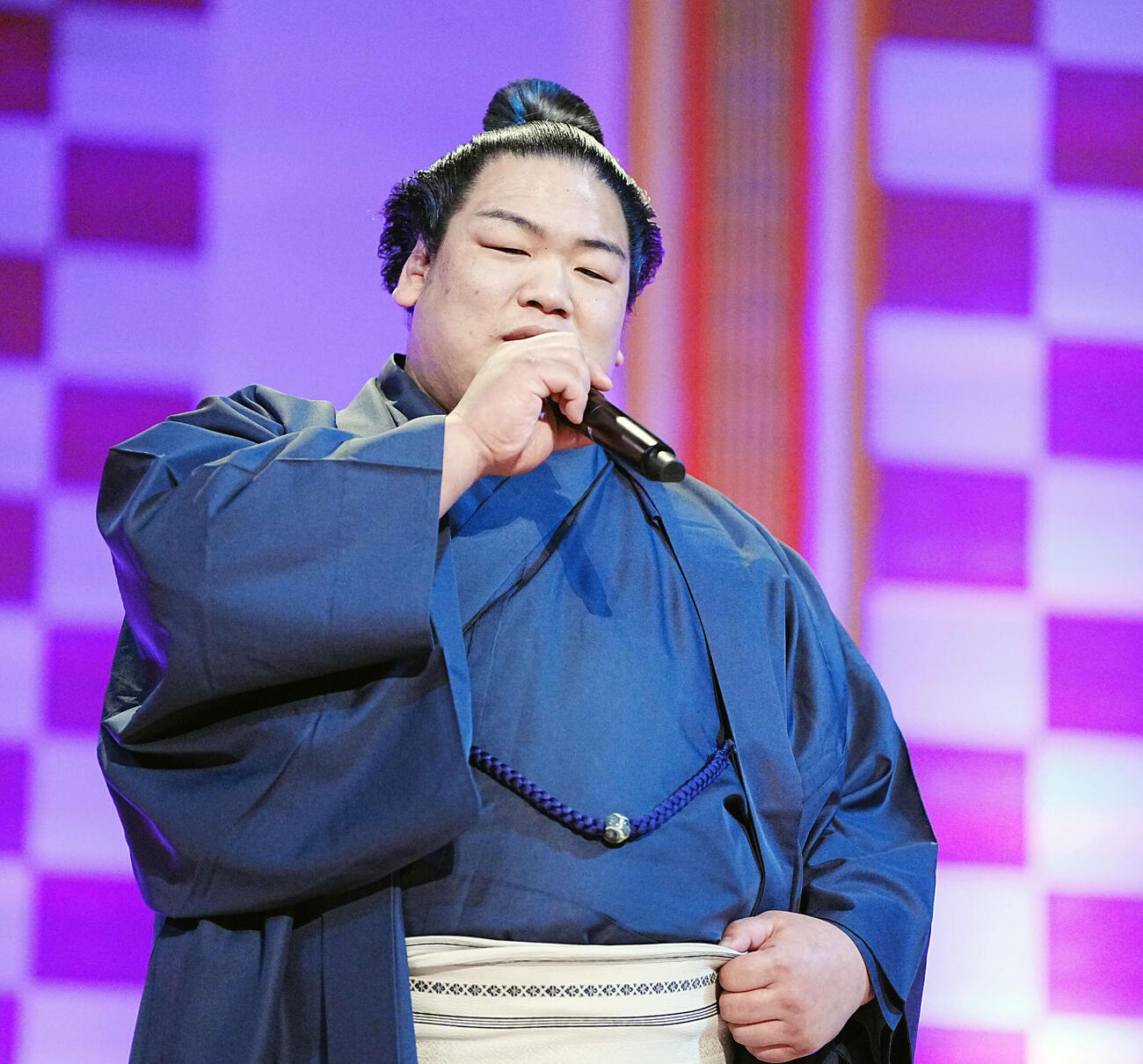 NHK福祉大相撲のお楽しみ歌くらべで「ワインレッドの心」を披露する平戸海（撮影・小沢裕）