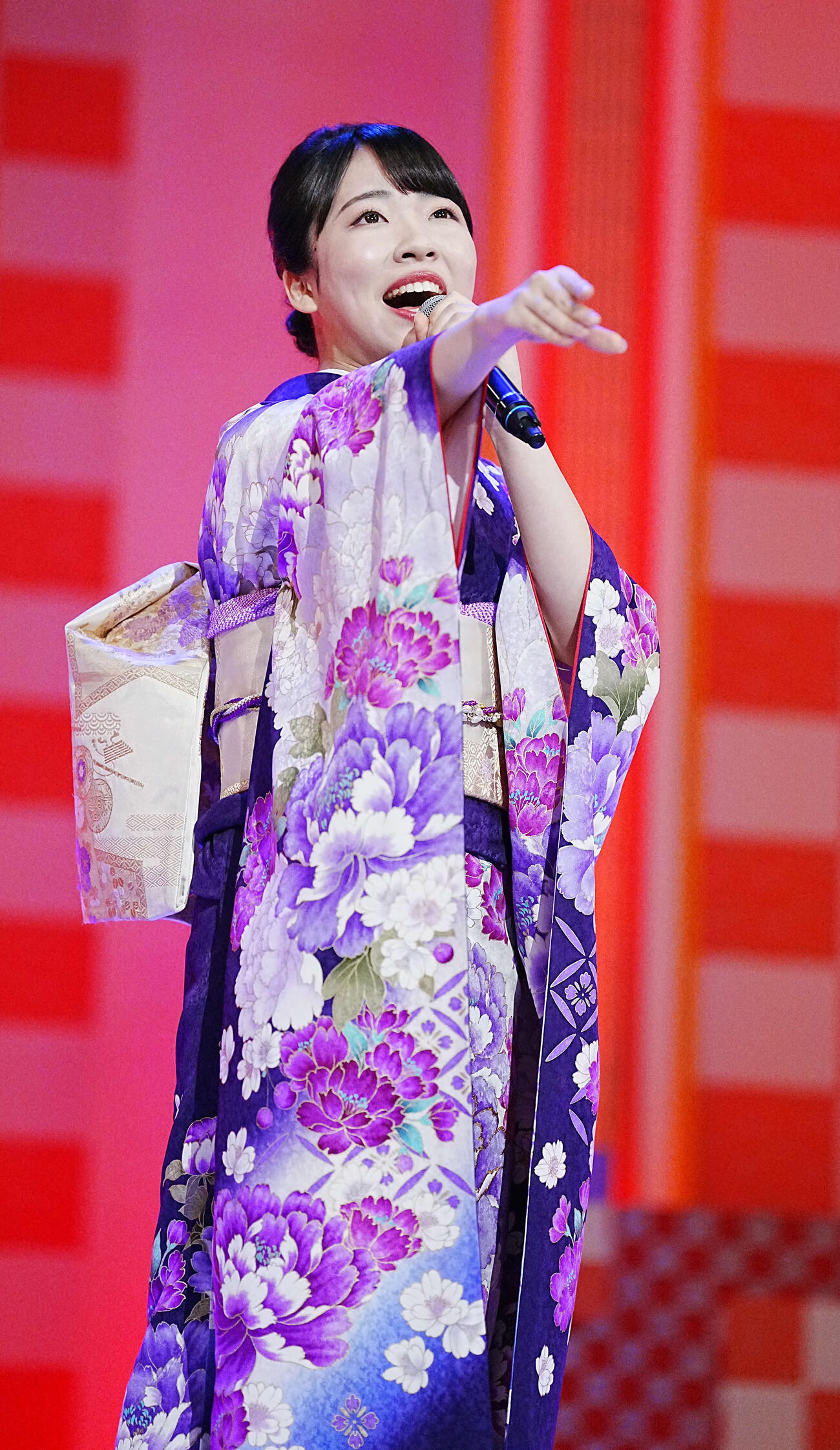 NHK福祉大相撲のお楽しみ歌くらべで「秘密の花」を披露する梅谷心愛（撮影・小沢裕）