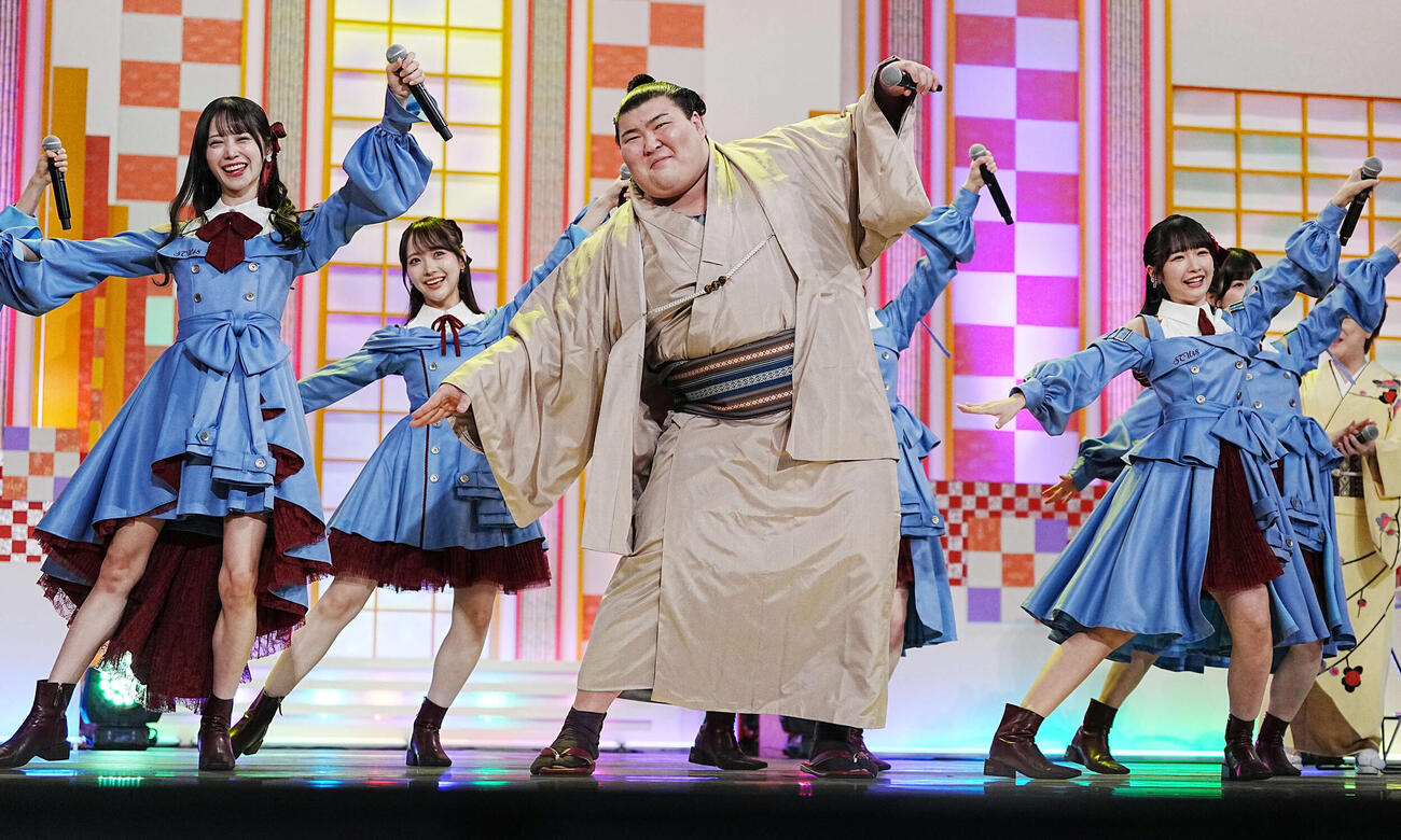NHK福祉大相撲のお楽しみ歌くらべでSTU48のメンバーと「恋するフォーチュンクッキー」を披露する熱海富士（撮影・小沢裕）