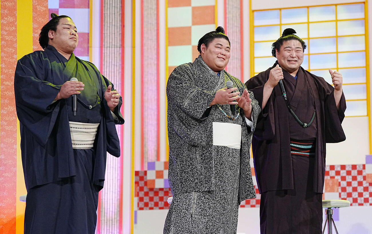 NHK福祉大相撲のお楽しみ歌くらべで熱唱する熱海富士を見守る、左から平戸海、伯乃富士、若元春（撮影・小沢裕）
