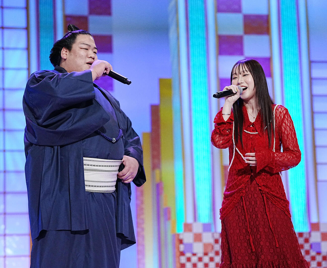 NHK福祉大相撲のお楽しみ歌くらべで「点描の唄」を披露する平戸海（左）と荒井麻珠（撮影・小沢裕）