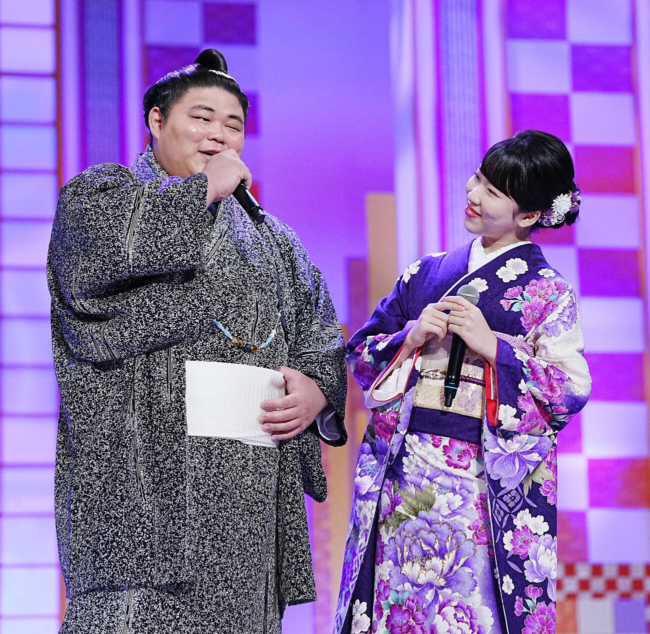 NHK福祉大相撲のお楽しみ歌くらべで「もしかしてPart2」を披露する伯乃富士（左）と梅谷心愛（撮影・小沢裕）