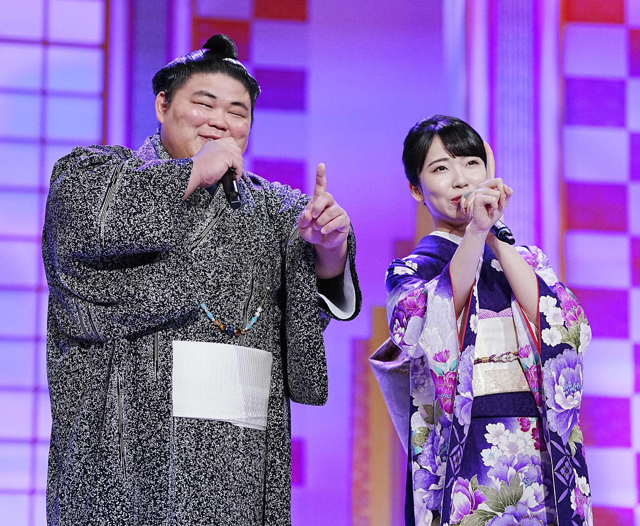 NHK福祉大相撲のお楽しみ歌くらべで「もしかしてPart2」を披露する伯乃富士（左）と梅谷心愛（撮影・小沢裕）