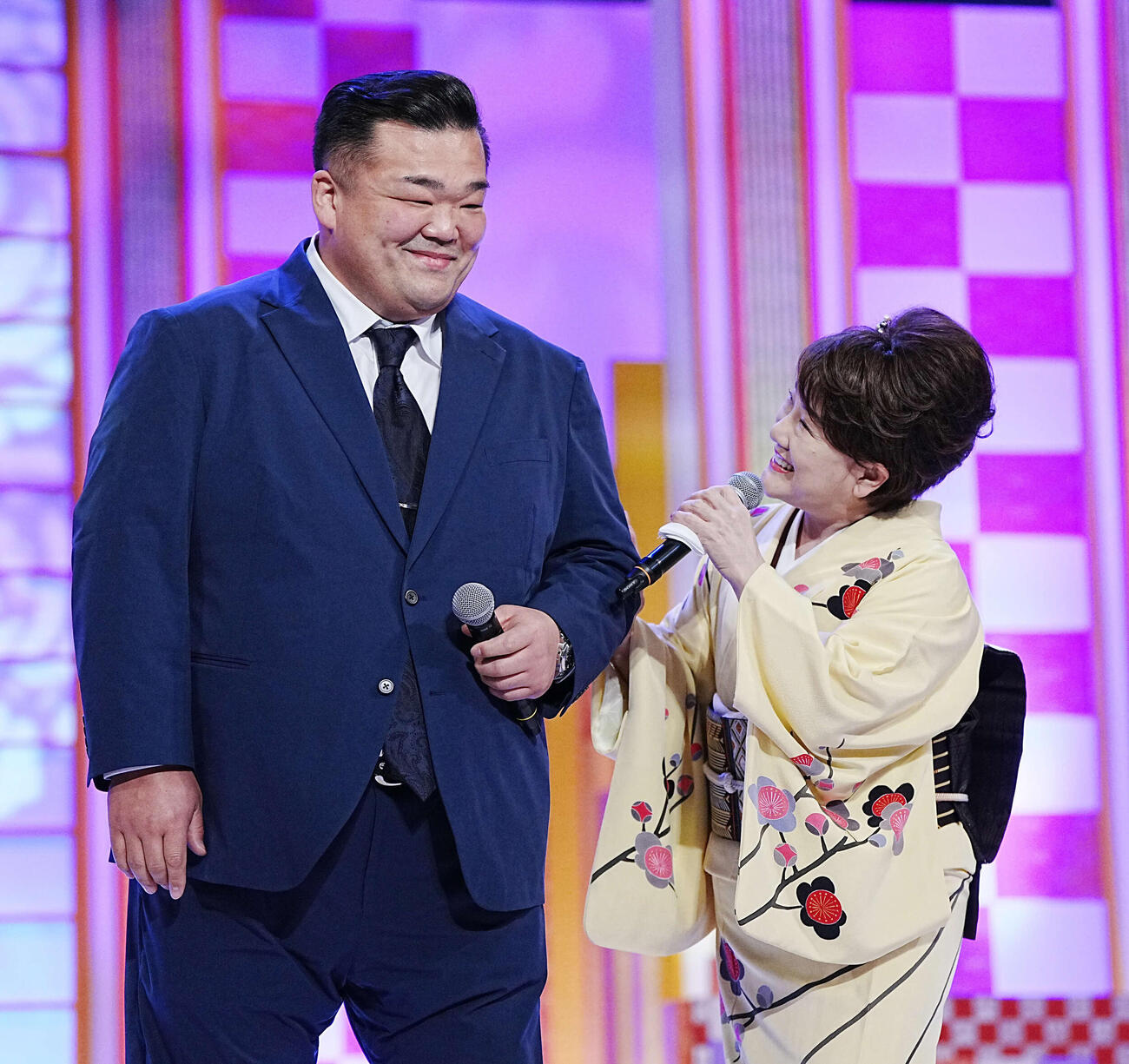NHK福祉大相撲のお楽しみ歌くらべで「二輪草」を披露する元豊響の山科親方（左）と川中美幸（撮影・小沢裕）