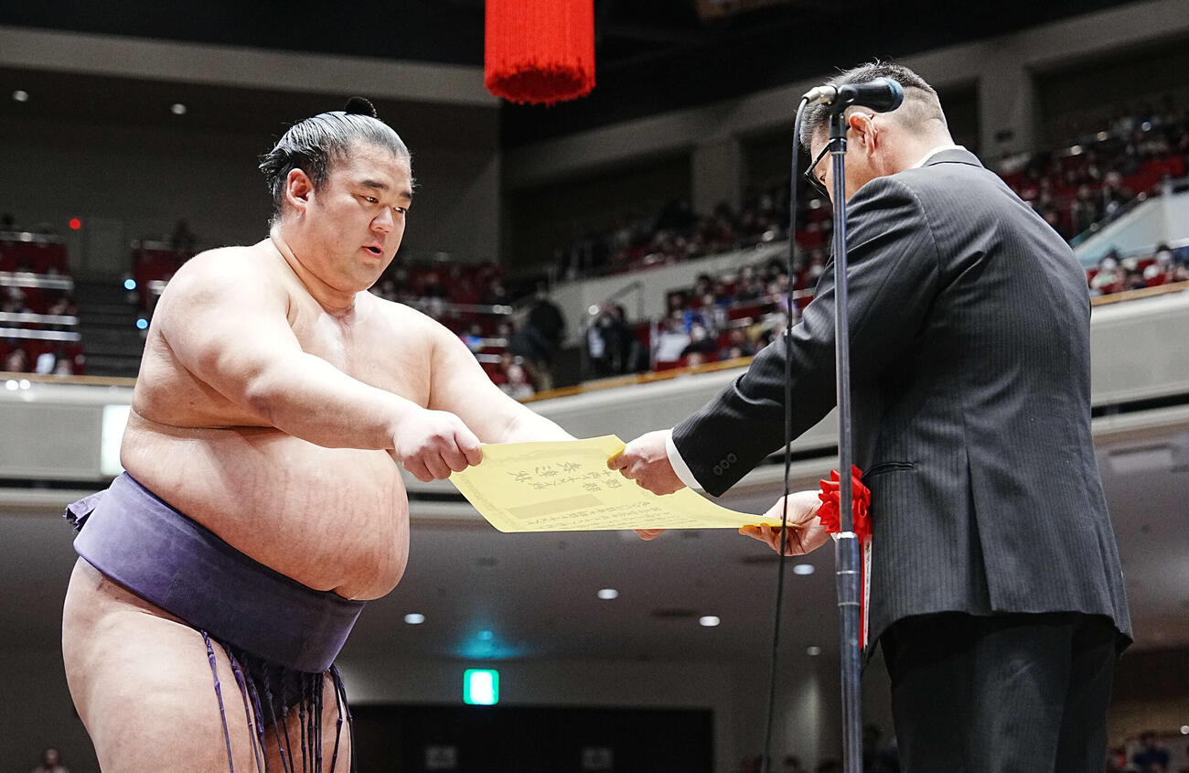 十両トーナメントで優勝し表彰を受ける湘南乃海（撮影・小沢裕）