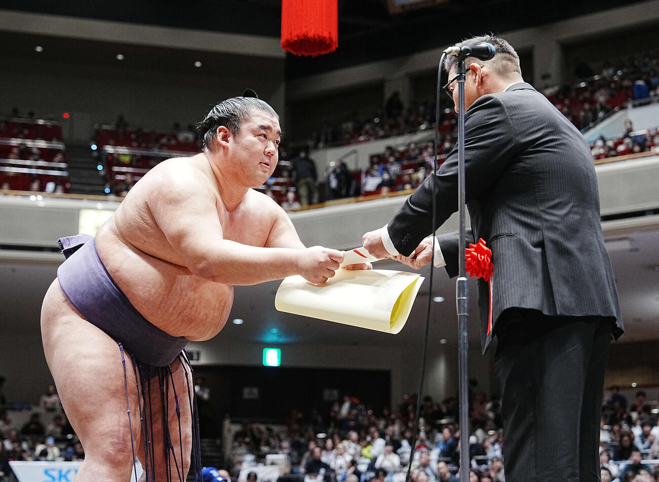 十両トーナメントで優勝し表彰を受ける湘南乃海（撮影・小沢裕）