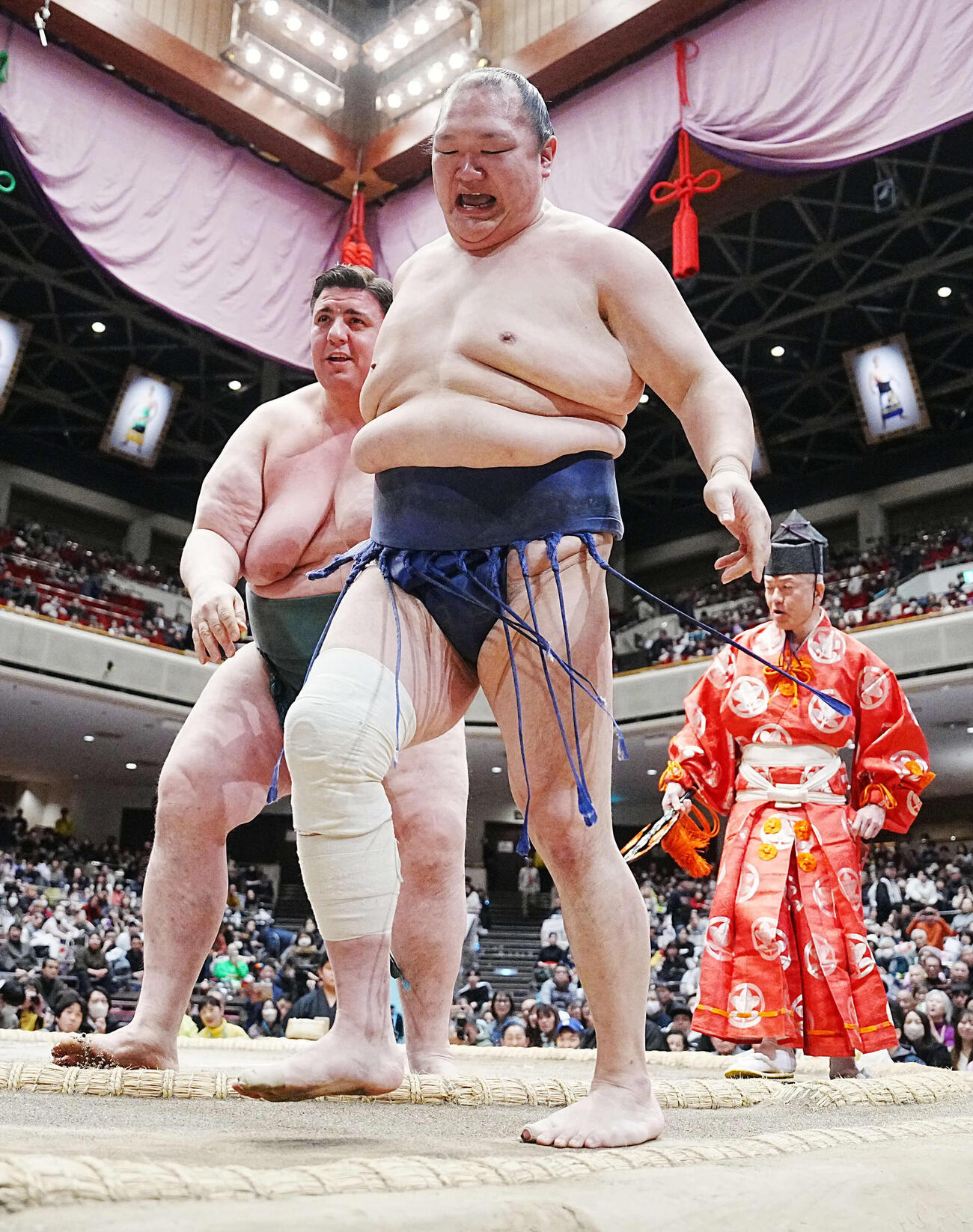 OB戦で対決する岩友親方（左＝元関脇碧山）と大山親方（元小結北勝富士）（撮影・小沢裕）