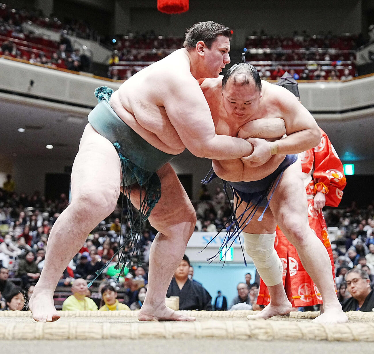 OB戦で対決する岩友親方（左＝元関脇碧山）と大山親方（元小結北勝富士）（撮影・小沢裕）