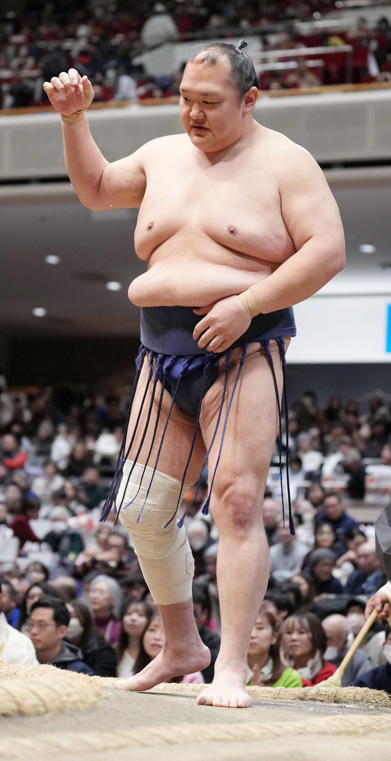 OB戦で塩をまく大山親方（元小結北勝富士）（撮影・小沢裕）