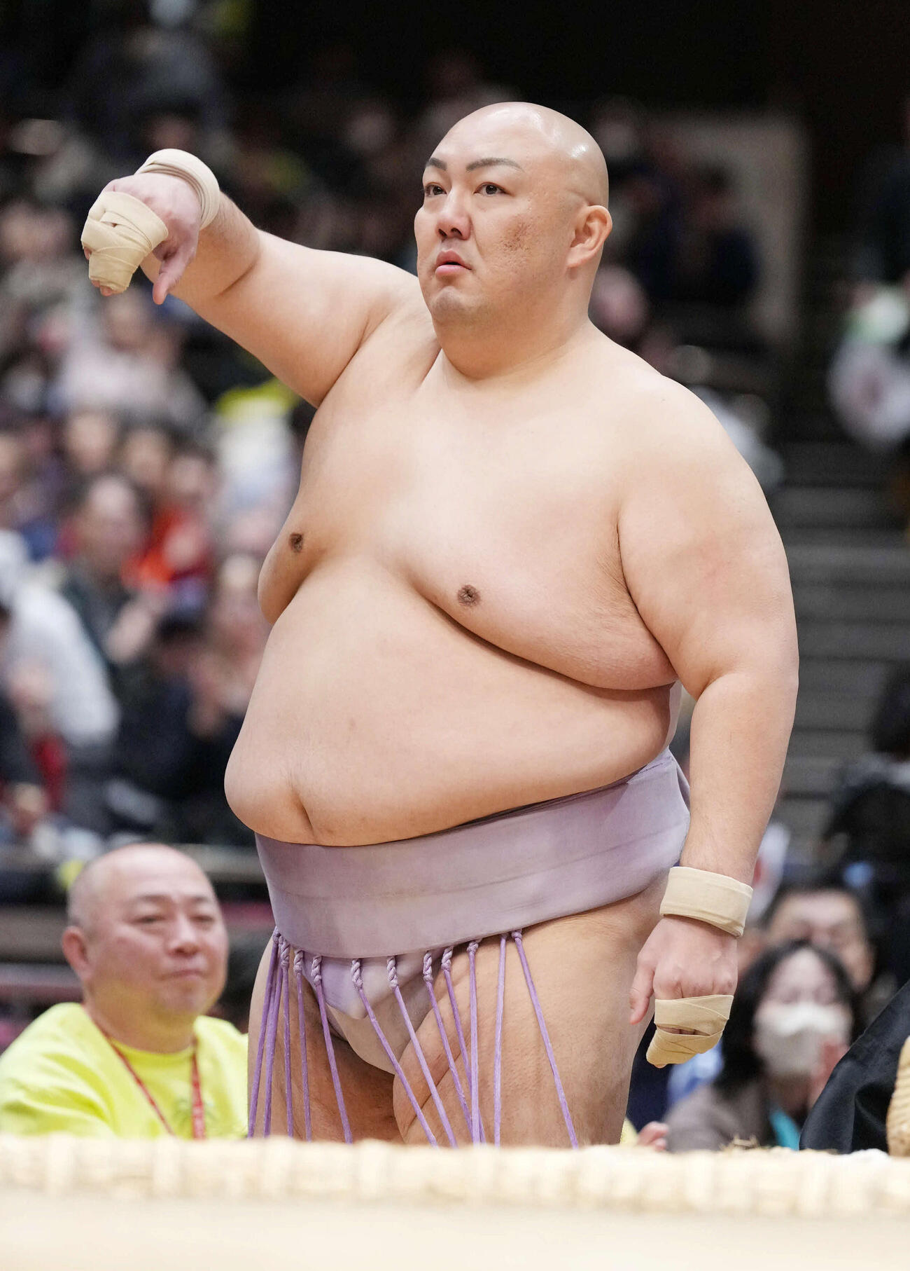 OB戦に臨む前に肩をまわす荒磯親方（元関脇琴勇輝）（撮影・小沢裕）