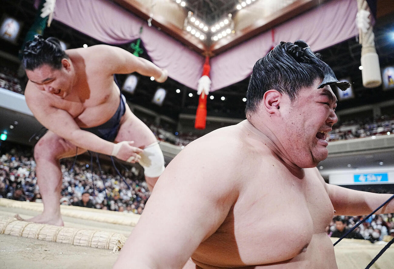 優勝決定戦で阿炎（右）をすくい投げで下しトーナメントを制した豊昇龍（撮影・小沢裕）