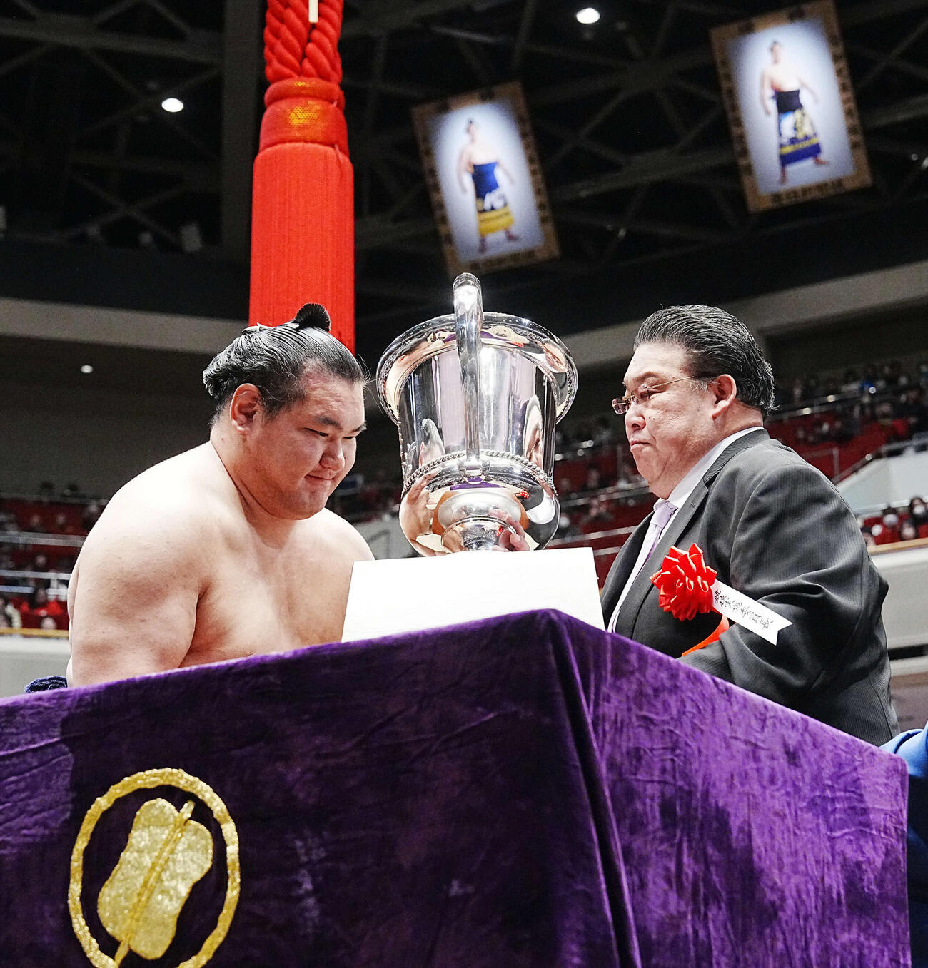 幕内トーナメントを制した豊昇龍（左）は競技実施委員長の境川親方から優勝杯を授与される（撮影・小沢裕）