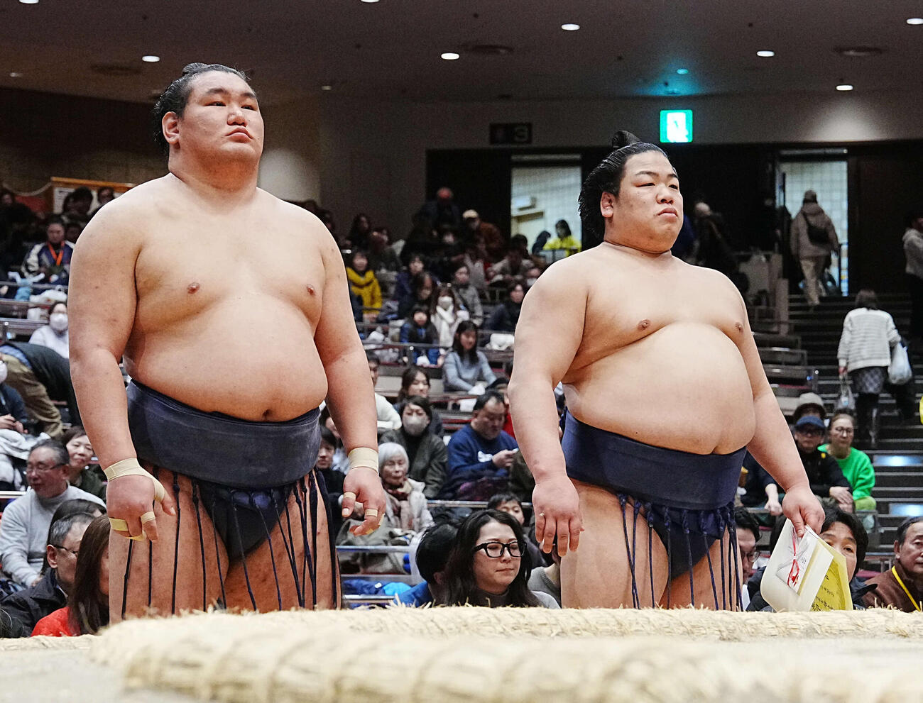 幕内トーナメントを制した豊昇龍。右は敢闘賞を受賞した平戸海（撮影・小沢裕）