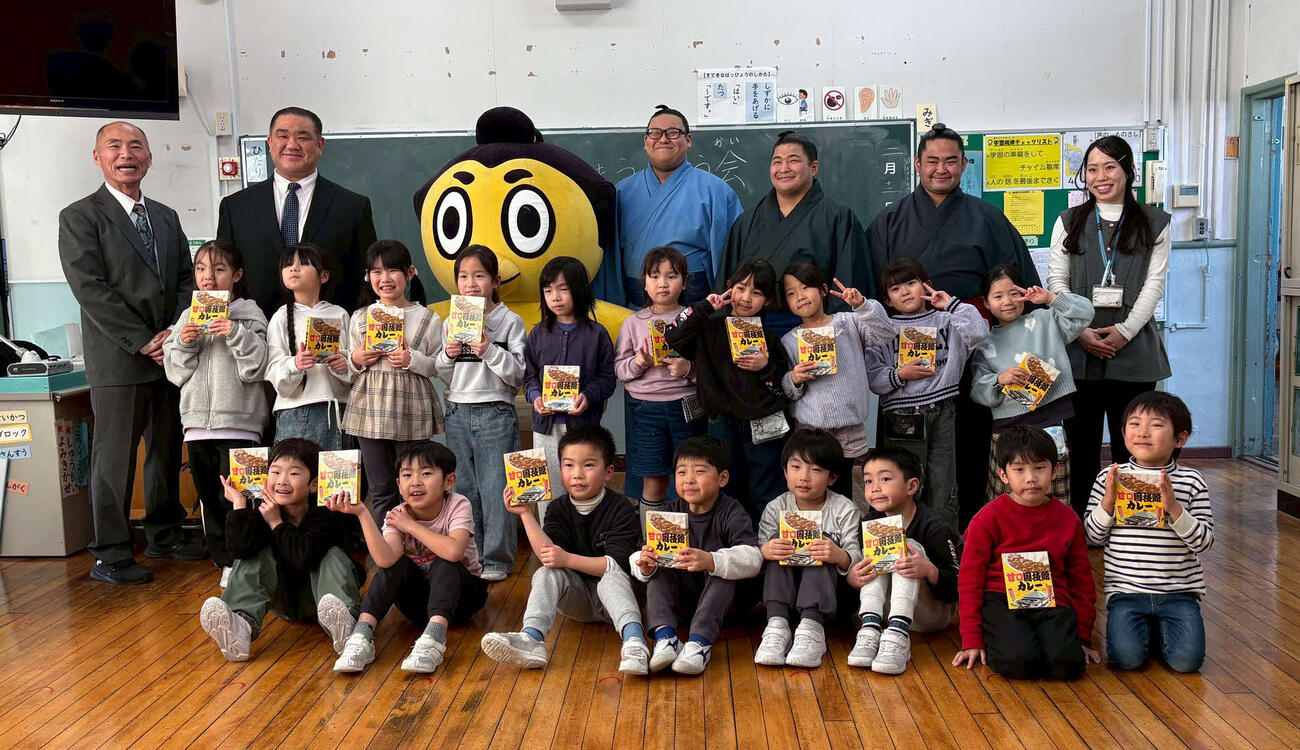 東京・墨田区立言問小を訪問し、国技館カレーを手渡した（後列左から2人目から）西岩親方、ひよの山、幹希の里、若大根原、若花新