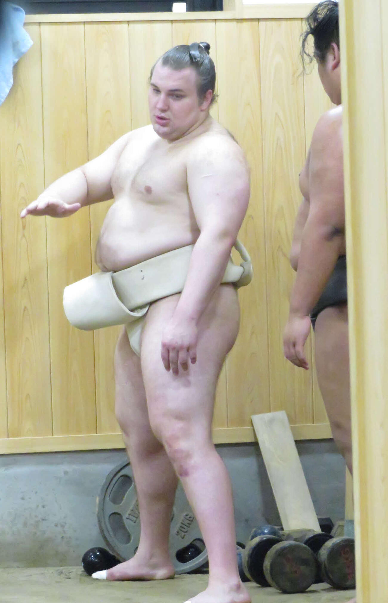稽古中、若い衆にアドバイスを送る安青錦