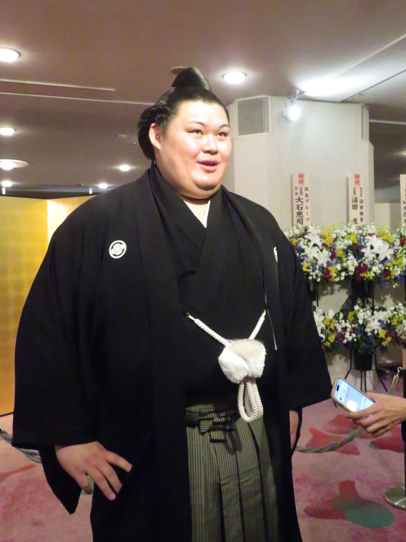 横綱昇進披露宴を前に報道陣の取材に応じた大の里