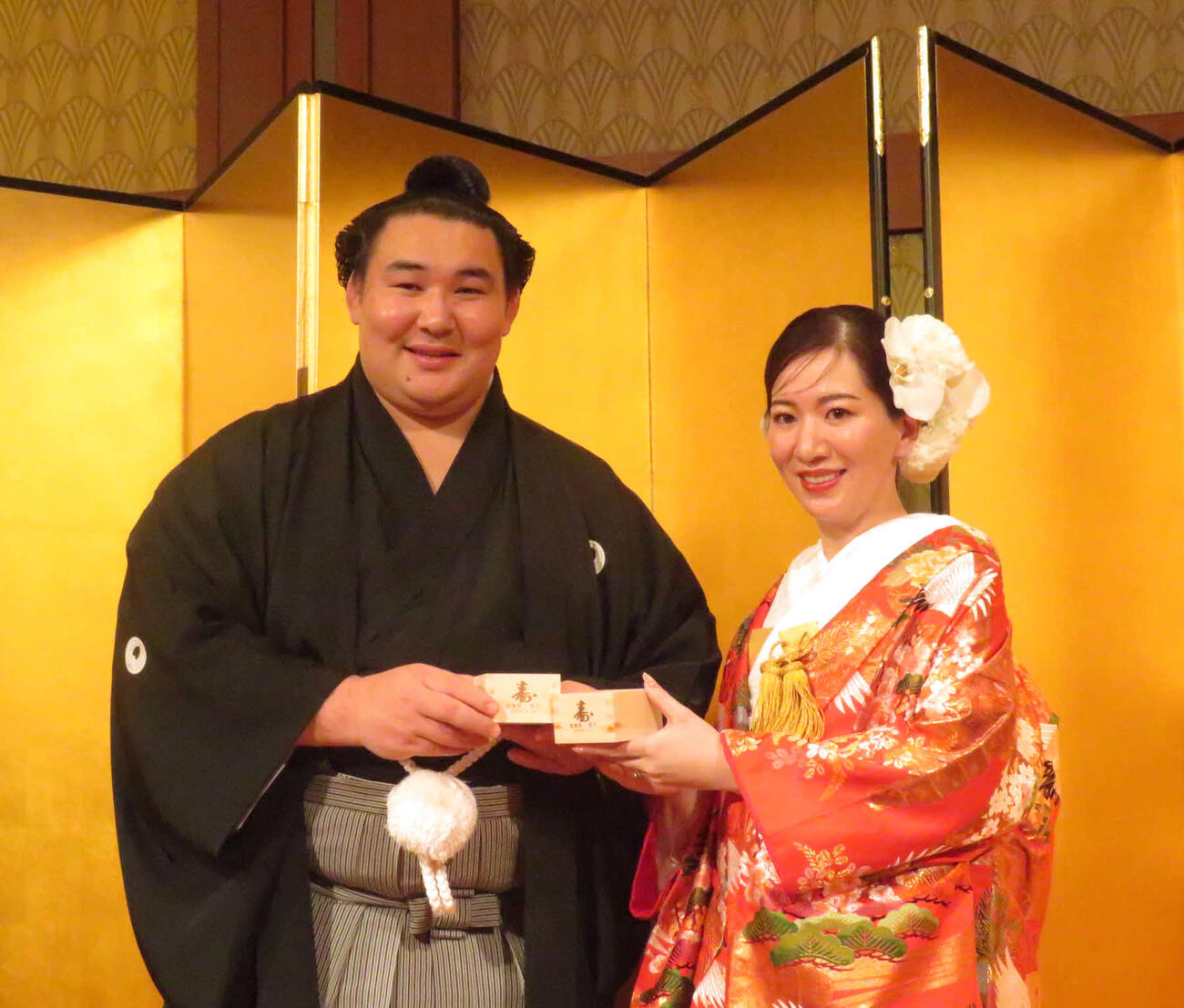 結婚披露宴に臨み、乾杯した欧勝馬と夫人